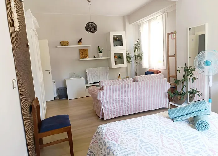 Bright & Cozy Center Apartment