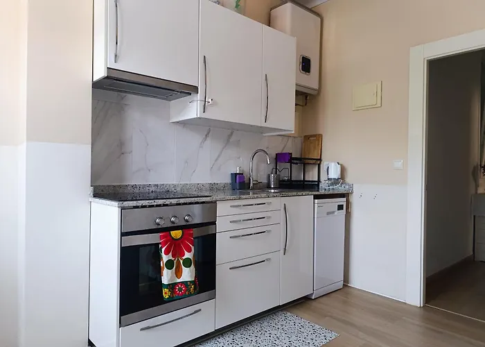 Bright & Cozy Center Apartment