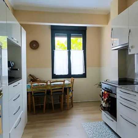 Bright & Cozy Center Apartment *