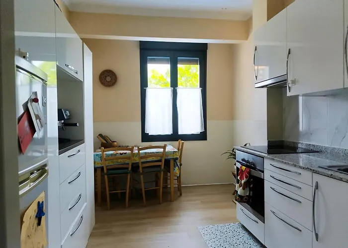 Bright & Cozy Center Апартаменты *